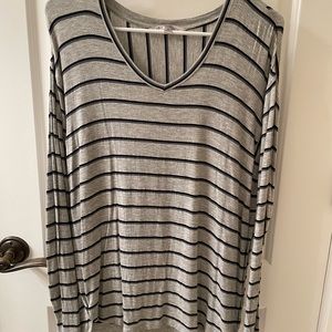 DE collection (downeast) // grey v-neck long sleeve shirt